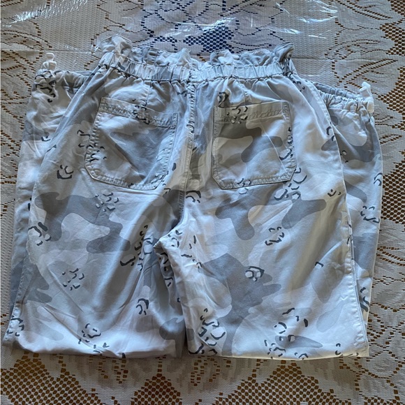 Hollister • Ultra High-Rise Woven Jogger Pants in Grey Camo - Picture 7 of 14